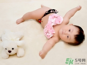 冬天出生的寶寶穿什么衣服？冬天出生的寶寶要準(zhǔn)備什么衣服？