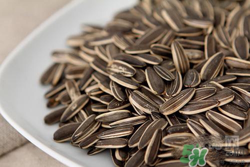 南瓜子和葵花籽哪個好？南瓜子和葵花籽區(qū)別？