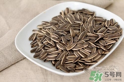 南瓜子和葵花籽哪個好？南瓜子和葵花籽區(qū)別？