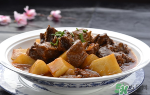 煮牛肉什么時候放鹽？燉牛肉什么時候放鹽好？