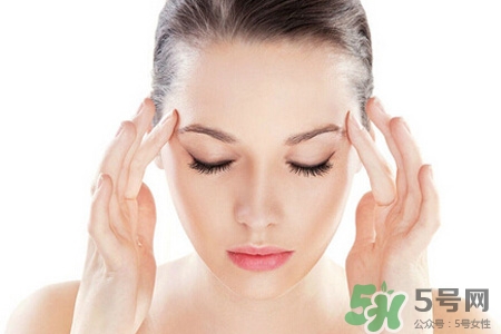 黑眼圈冷敷好還是熱敷好？冷敷消腫熟雞蛋敷眼