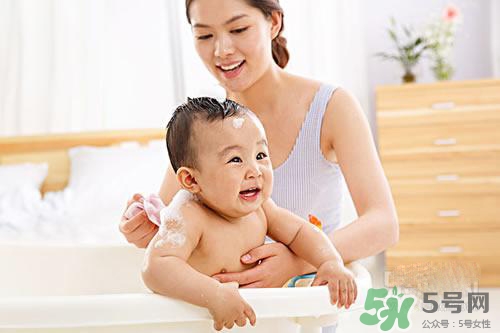 寶寶冬天多久洗一次澡？寶寶冬天洗澡水溫多少度合適？