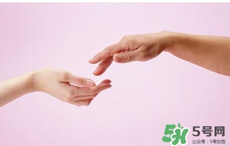 睡覺睡到半夜手麻是怎么回事？睡覺睡到半夜手麻怎么辦？