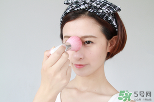 冬天化妝要用散粉嗎？冬天化妝需要定妝粉嗎？