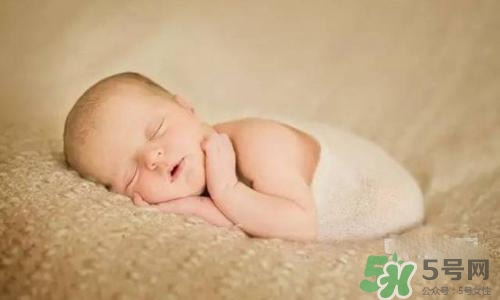 新生兒背上長了很多小紅疹怎么辦？新生兒長小紅疹怎么回事？
