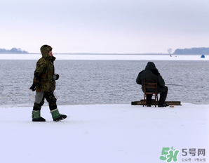 冬天釣魚用什么餌料？冬天釣魚用什么小藥？