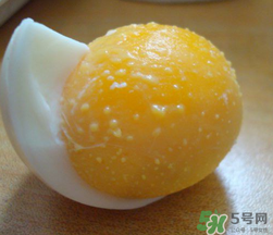 熟雞蛋滾臉有什么好處？熟雞蛋滾臉能吸毒素嗎？