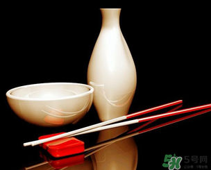 白酒可以帶上飛機(jī)嗎？飛機(jī)可以托運白酒嗎？