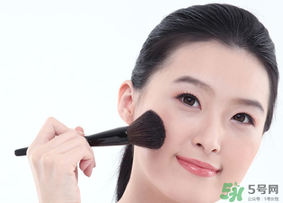 冬天化妝起皮怎么辦？冬天化妝臉干怎么辦？