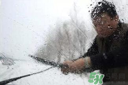 冬天早上車玻璃上的冰霜怎么弄？冬天早上車玻璃上的霧怎么弄？