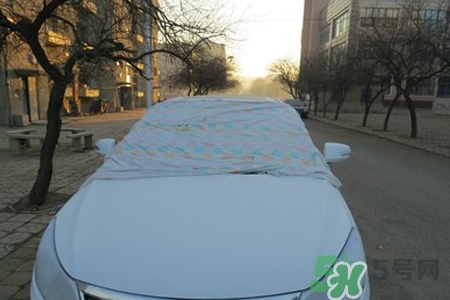 冬天早上車玻璃上的冰霜怎么弄？冬天早上車玻璃上的霧怎么弄？