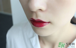 圣羅蘭唇釉怎么涂？ysl唇釉怎么涂好看？