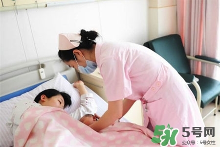 冬天哺乳穿什么？冬天哺乳期穿什么衣服喂奶好？