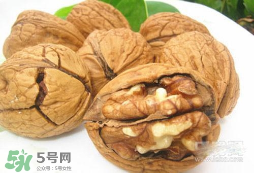 松子和核桃哪個(gè)營(yíng)養(yǎng)價(jià)值更高？松子和核桃哪個(gè)更容易發(fā)胖？