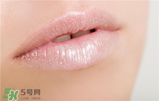 防曬唇膏要卸妝嗎？防曬唇膏晚上可以用嗎？