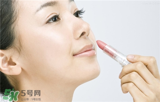防曬唇膏要卸妝嗎？防曬唇膏晚上可以用嗎？