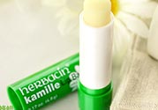 小甘菊唇膏小孩能用嗎？herbacin賀本清小甘菊唇膏小孩可以用嗎？