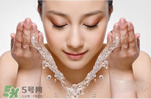 封閉性粉刺用什么洗臉？封閉性粉刺怎么洗臉？