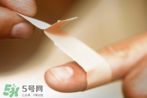 創(chuàng)可貼多久換一次?創(chuàng)可貼多長時(shí)間換一次?