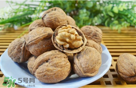 核桃皮發(fā)黑是怎么回事？核桃皮是黑色的能吃嗎？