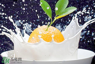 吃完橙子可以喝牛奶嗎？吃完橙子多久能喝牛奶？