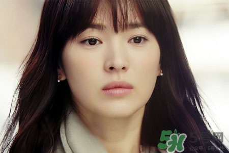 口臭掛什么科室？口臭去哪個科看?。?></p><h3>口臭掛什么科室</h3><p>根據(jù)引起口臭的病因選擇相應(yīng)的科室就診。如因患有諸如牙周炎、牙髓炎、齲齒、牙齦炎等口腔疾病可以掛口腔科號就診。如果是非口腔疾病引起的口臭建議掛中醫(yī)科就診為好，因為在治療口臭方面，中醫(yī)優(yōu)于西醫(yī)。中醫(yī)認為口臭大都是因胃熱津虧，陰虛郁熱上蒸所致。在治療口臭方面可以經(jīng)中醫(yī)師診斷后服用具有清胃瀉火，滋陰生津，行氣消積的中藥調(diào)理下，口臭即可消除。</p><p style=