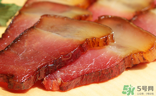 腌咸肉一斤肉放多少鹽？腌咸肉一斤肉放鹽比例