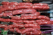 炒臘腸用先蒸熟嗎？臘腸不蒸直接炒行嗎？