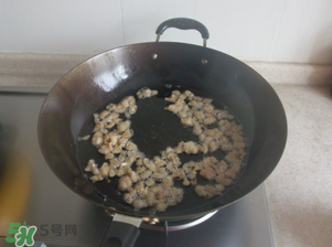 熬豬油為什么要加水？熬豬油水放多了怎么辦？