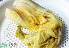 腌酸菜放多少鹽？腌酸菜放鹽比例