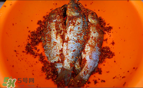 腌魚(yú)可以放白酒嗎？腌魚(yú)可以放料酒嗎？