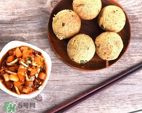 豆腐丸子要用面粉嗎？做豆腐丸子是用面粉還是淀粉？