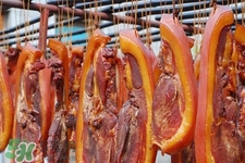 熏肉變黑了還能吃嗎？熏肉變黑是熏糊了嗎？