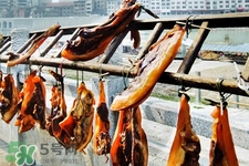 熏肉變黑了還能吃嗎？熏肉變黑是熏糊了嗎？