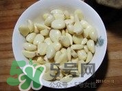 臘八蒜要放鹽嗎？臘八蒜要放多少鹽比例是多少？