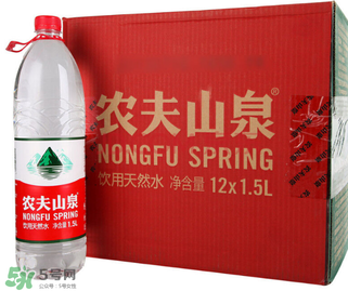 礦泉水會過期嗎？礦泉水過期了還能喝嗎？