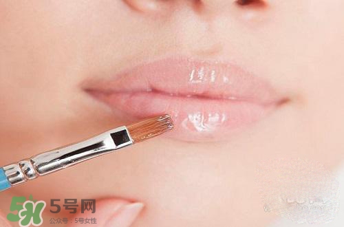 嘴唇干裂涂蜂蜜有用嗎？怎樣用蜂蜜改善嘴唇干裂？