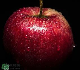 蘋果放在水里是沉還是?。刻O果的密度是多少？