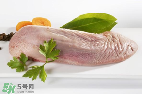 豬舌頭上的白苔怎么撕下來？豬舌頭上的白苔能吃嗎？