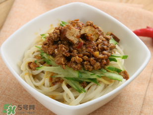 減肥可以吃炸醬面嗎？減肥期間吃炸醬面會胖嗎？