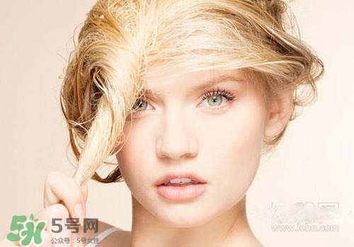 染發(fā)前可以洗頭嗎？染發(fā)前洗頭好還是不洗頭好？