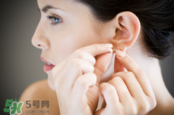 一次性耳釘怎么取下來(lái)？一次性耳釘多久取下來(lái)？