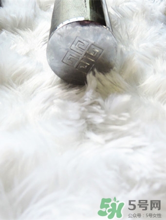 紀(jì)梵希小羊皮是啞光嗎？紀(jì)梵希小羊皮干不干？