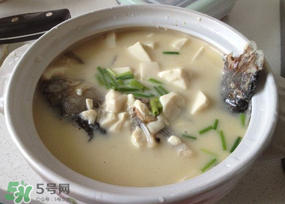 鯽魚湯怎么做才白？鯽魚湯怎么熬成奶白色？