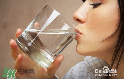 嘴唇干燥是什么原因？嘴唇干裂脫皮怎么辦？