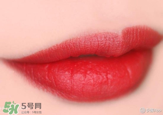 啞光口紅和珠光口紅哪個(gè)好？啞光口紅和珠光區(qū)別