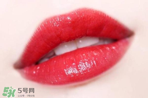 ysl鏡面唇釉和黑管唇釉哪個(gè)好？ysl鏡面唇釉和黑管唇釉區(qū)別