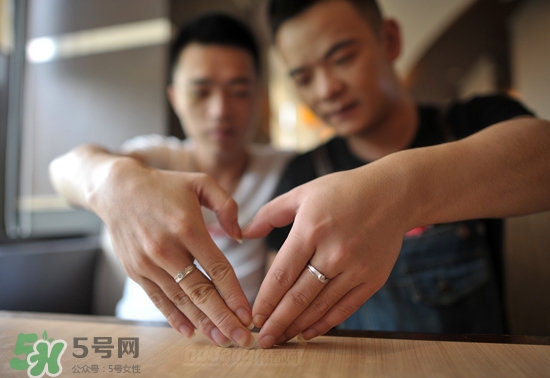 為什么同性戀都是帥哥？為什么同性戀容易的艾滋病呢
