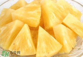 菠蘿削皮可以直接吃嗎？菠蘿削皮直接吃有毒嗎？