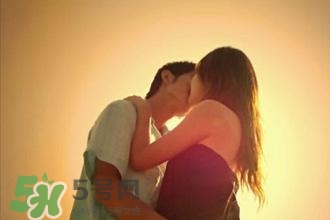 男人接吻時在想什么？男人接吻為什么伸舌頭